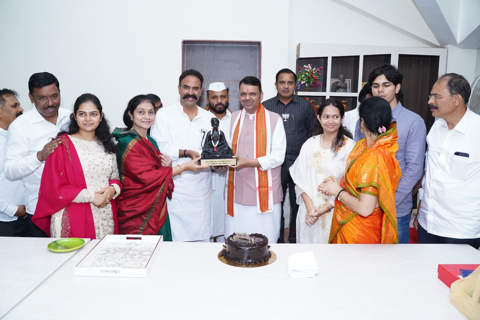 मुख्यमंत्र्यांचे रणजितदादांवर विशेष प्रेम! विंचूर्णीत साधेपणाने साजरा झाला वाढदिवस; तालुक्यातील विकासकामांचाही घेतला आढावा